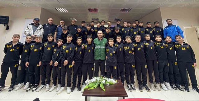 Yeşilay ve TFF, Bayburt'ta İmam Hatip sporcularına bağımlılık eğitimi düzenledi.