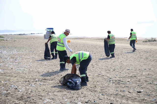 Hatay Büyükşehir Belediyesi Erzin, Dörtyol ve Payas'ta 6 sahilde temizlik yaptı