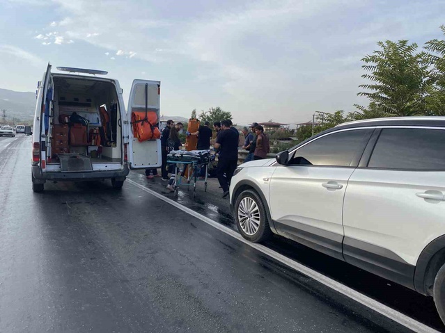 Manisa Alaşehir'de mazotlu yolda devrilen 2 motosiklette 2'si çocuk 5 kişi yaralandı