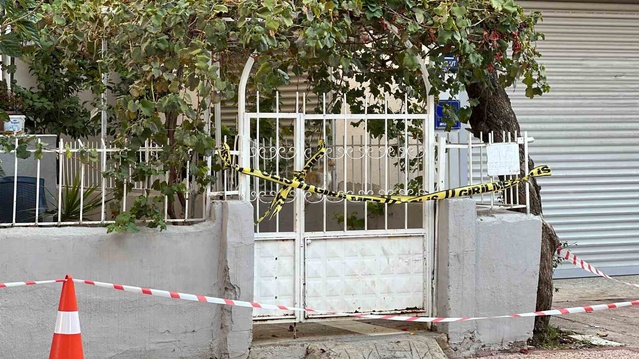 Mersin Yenişehir'de rögar taşması zemin çökmesine yol açtı, 40 kişi tahliye edildi