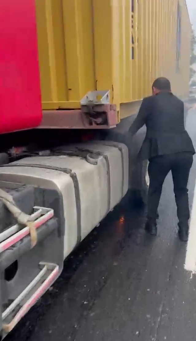 Bolu D-100'de yanan TIR'ın lastiklerine Yeni Parti ilçe başkanı tüple müdahale etti