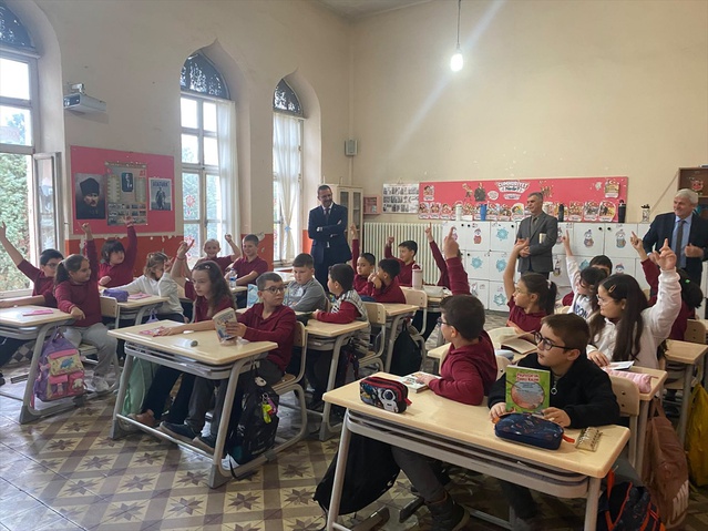 Pınarhisar Kaymakamı Özderin, ilkokul öğrencileriyle 40 dakika kitap okudu