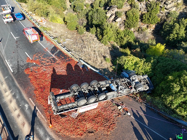 Uşak-İzmir kara yolunda devrilen domates yüklü tırın sürücüsü hayatını kaybetti