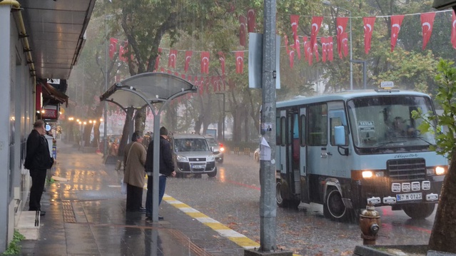 Zonguldak'ta sağanak cadde ve sokakları su bastı, denizde dalgalar 5 metreye yaklaştı