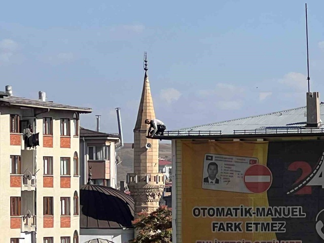 Sivas Dikilitaş'ta çatı oluğu tamir eden işçiler güvenlik önlemi almadan çalıştı