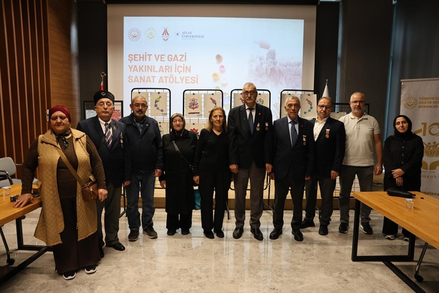 Gaziler ve eşleri 29 Ekim'de Atlas Üniversitesinde ebru ve edirnekari yaptı