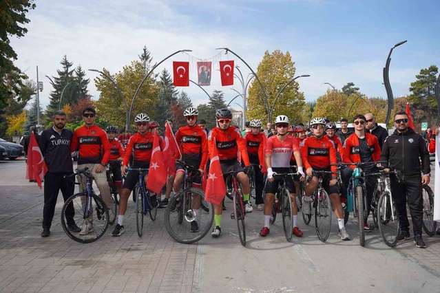 Bolu'da Cumhuriyet'in 103'üncü yılı için düzenlenen bisiklet turu start aldı