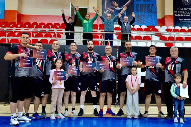 Bilecik'te kamu çalışanları voleybol şampiyonasında birinciler Bursa'ya gidecek