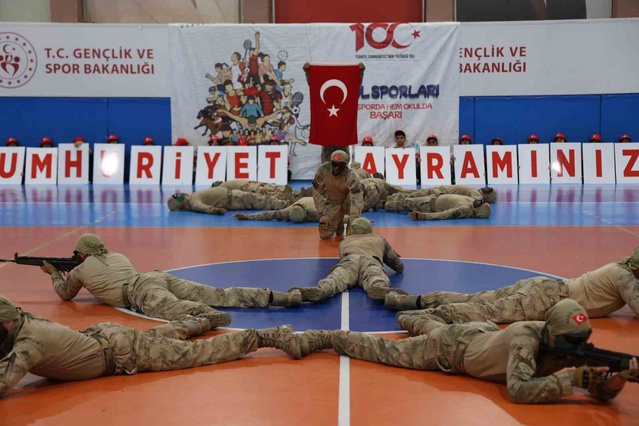 Nevşehir'de at çiftliklerinin 29 Ekim'deki bayraklı gösterisi dronla görüntülendi