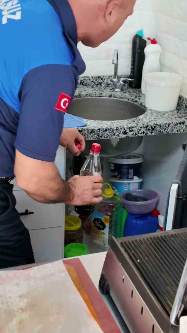 Arsuz'da okul kantini denetiminde gıda ile deterjan aynı dolapta bulundu