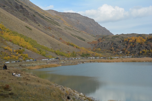 Bitlis Tatvan'da Nemrut'a sonbahar akını oldu, trafik jandarma kontrolünde sağlandı
