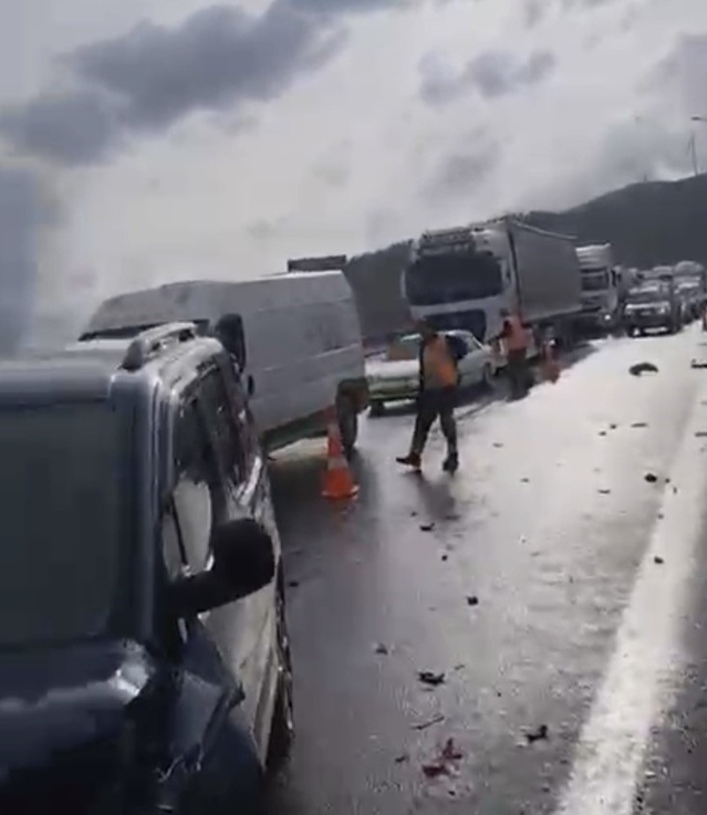 Nurdağı'nda yağış nedeniyle araçların karıştığı zincirleme kazada 8 kişi yaralandı