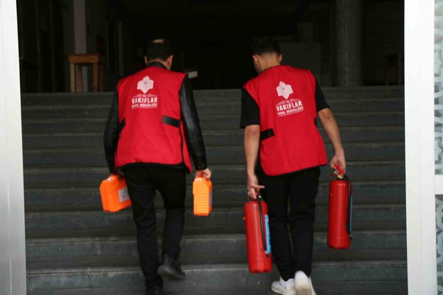 Samsun'da Vakıflar 20 camiye yangın tüpü, 18 kursa ilkyardım çantası verdi