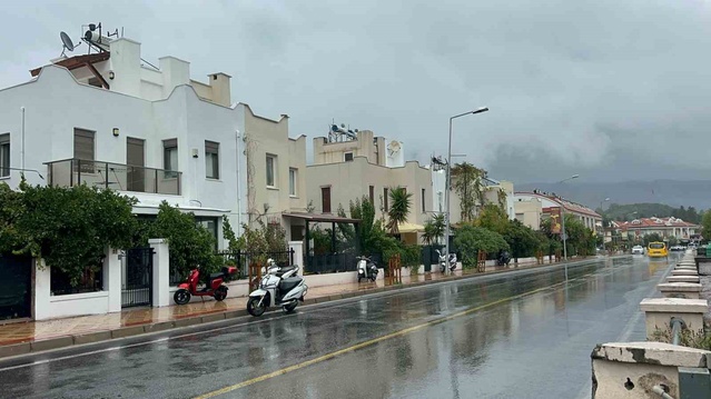Muğla Marmaris'te sağanak etkili oluyor, yağış gece etkisini artıracak
