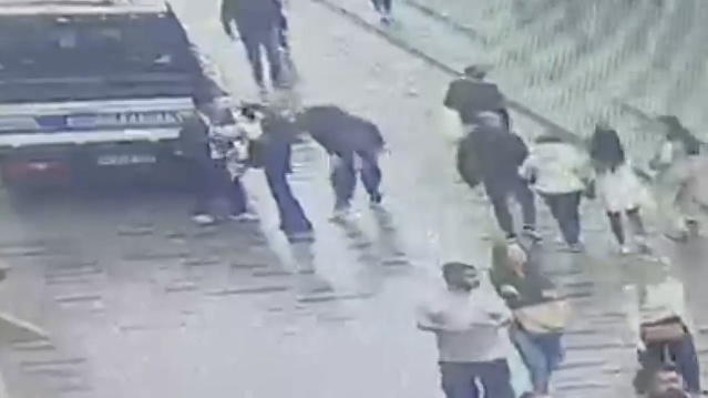 Taksim'de kapkaç yapan şüpheli, kadının telefonu üzerindeyken suçüstü yakalandı