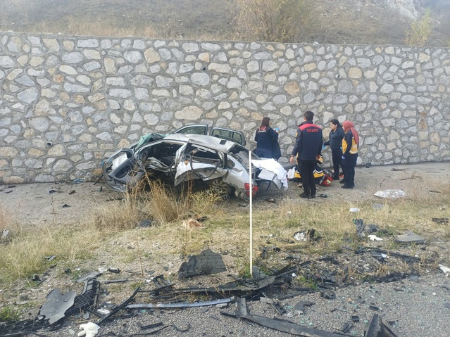 Çorum Alaca'da cip ile çarpışan otomobil duvara çarptı, 4 kişi öldü, 2 kişi yaralandı