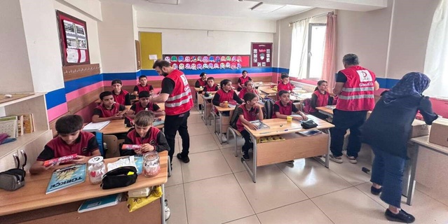 Türk Kızılay Şırnak, Balveren'deki öğrencilere hijyen seti desteğini sürdürdü