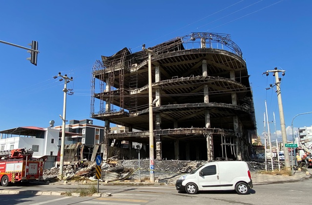 Mersin Mezitli'de mobilya mağazasındaki yangın 2 saatte kontrol altına alındı
