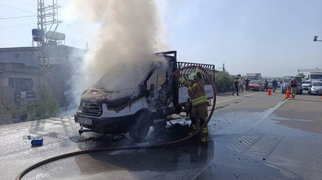 Hatay Antakya Demirköprü'de kamyonette çıkan yangın söndürüldü, araç hasar gördü
