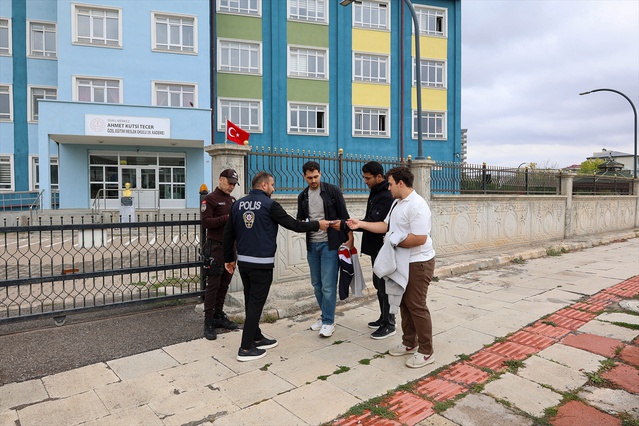 Sivas'ta 321 okul çevresinde 68 ekiple denetimde 2 bin 823 kişi sorgulandı