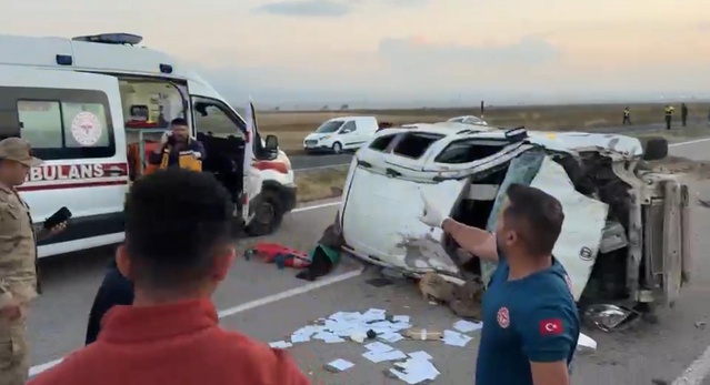 Ağrı Patnos'ta virajı alamayan araç takla attı, 3'ü çocuk 6 kişi yaralandı