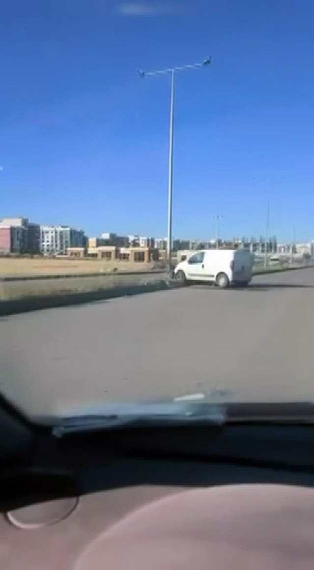 Diyarbakır Bağlar'da kontrolden çıkan araç refüje çıktı, 1 kişi yaralandı