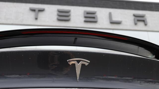 Tesla, uçan otomobil olduğunu iddia ettiği aracını tanıttı