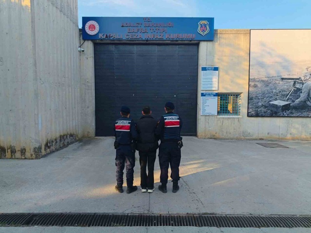 Jandarma, Samsun Bafra'da uyuşturucudan aranan şahsı 11 yıl 3 ay hapisle yakaladı
