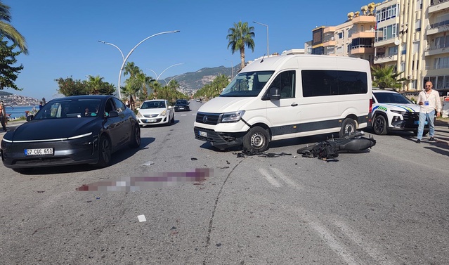 Antalya Alanya'da minibüsle çarpışan motosikletli üniversite öğrencisi hastanede öldü