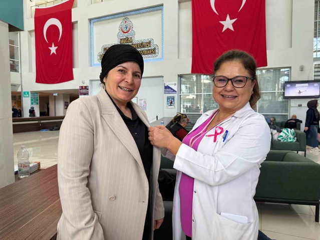 Muğla Eğitim ve Araştırma Hastanesi'nde meme kanseri standında erken tanı anlatıldı