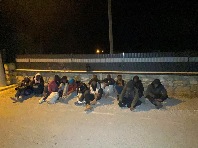 İzmir Urla'da sahil güvenlik ve jandarma operasyonunda 16 düzensiz göçmen yakalandı