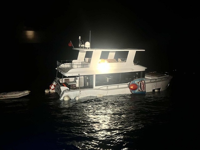 Çanakkale Ayvacık açıklarında batma tehlikesi geçiren tekneden 2 kişi kurtarıldı