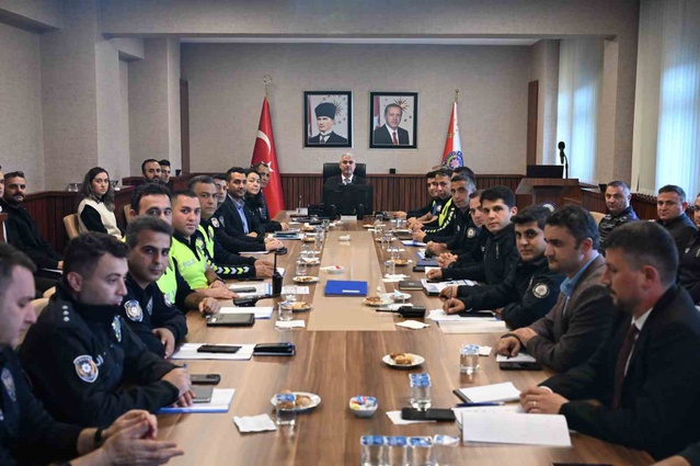 Düzce'de emniyet toplantısında asayiş tedbirleri ve yeni dönem çalışmaları görüşüldü