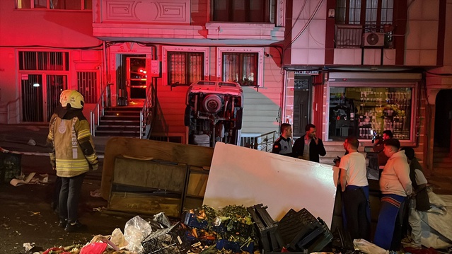 Şişli'de panelvan apartman boşluğuna düştü, araçtan çıkarılan sürücü yaralandı