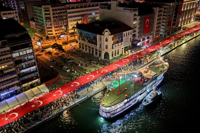 İzmir'de 29 Ekim Cumhuriyet Bayramı 400 metrelik bayraklı fener alayıyla kutlandı