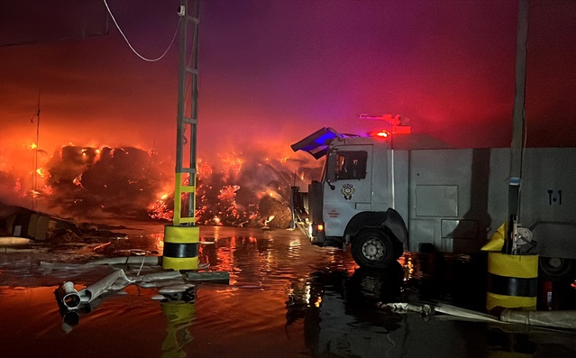 Mersin Akdeniz'de yıldırım düşen tütün antreposundaki yangına itfaiye müdahale ediyor