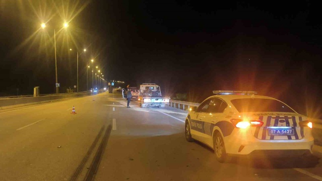 Antalya Konyaaltı'da motosiklet kazasında 2 kişi yaralandı, biri 200 metre sürüklendi