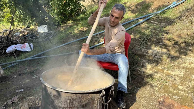 Diyarbakır Çermik'te üzüm şiresi kaynatılıyor, pestil ve cevizli sucuk hazırlanıyor