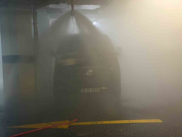 Başakşehir’de site otoparkında araç yangını: Site sakinleri tahliye edildi