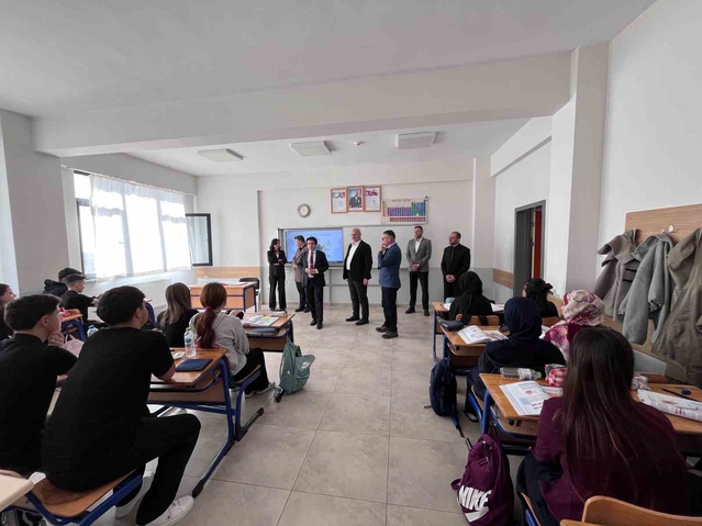 Çilimli Kaymakamı Altıntaş ve Belediye Başkanı Yıldız lisede öğrencilerle buluştu