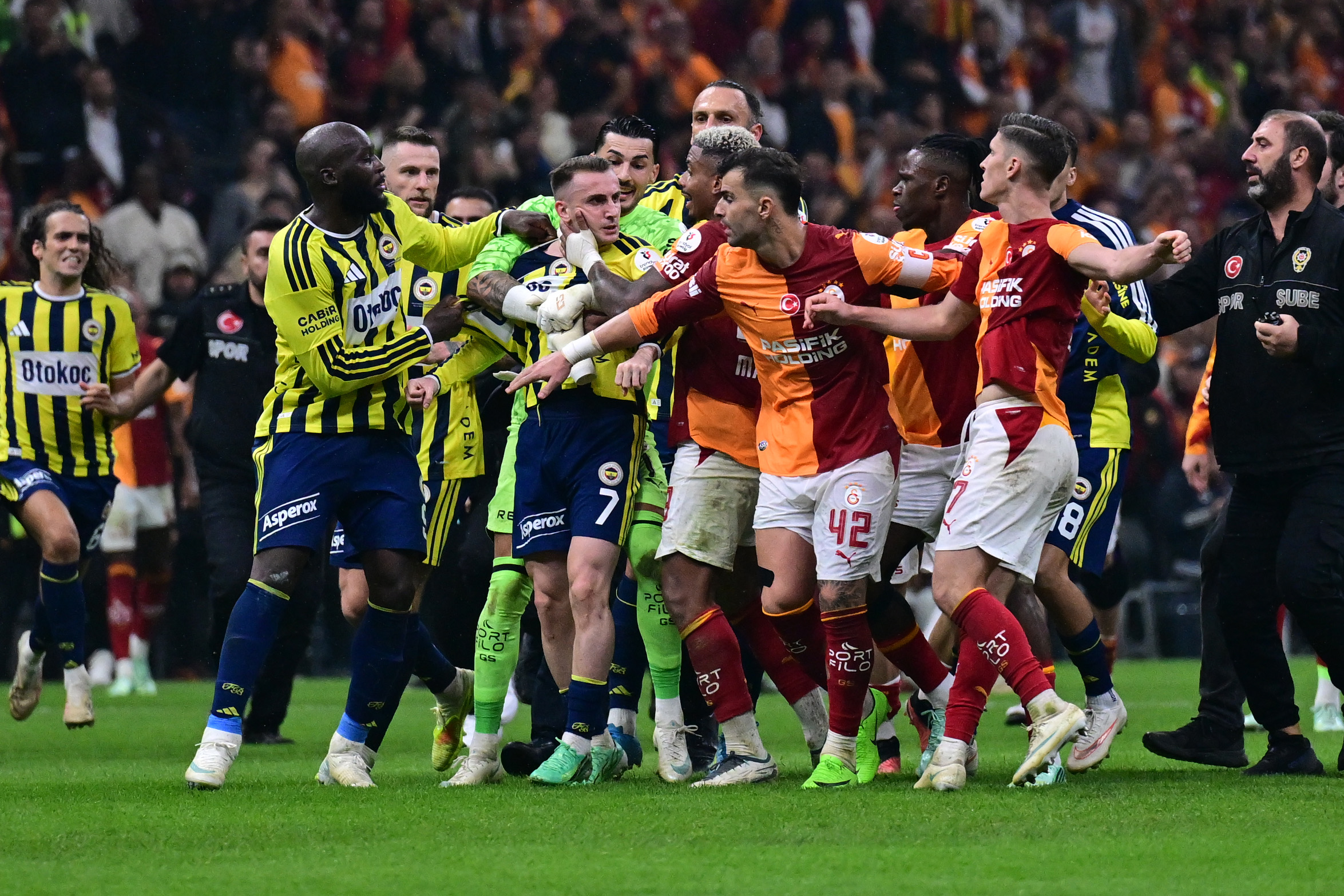 Fenerbahçe'den derbi sonrası çıkan kavga için açıklama. "Futbolcularımıza saldırıldı"