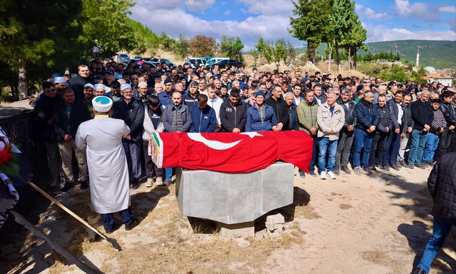 Soma'daki maden göçüğünde yaşamını yitiren işçi İsa Olcay, Gediz'de toprağa verildi