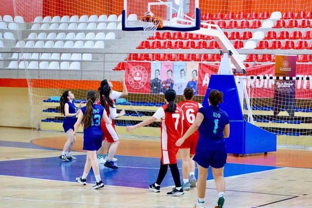 Bilecik'te genç kızlar basketbol müsabakası bitti, dereceye giren takımlar ödül aldı