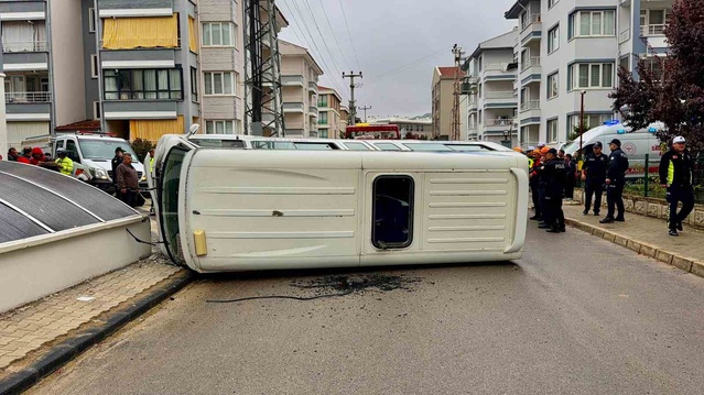 Afyonkarahisar Erkmen'de çarpışan araçlardan biri devrildi, 16 kişi yaralandı