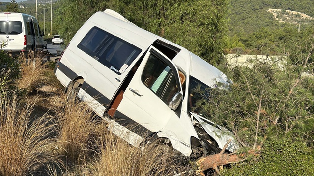 Bodrum'da makas atan otomobil minibüse çarptı, sürücüye 90 bin TL ceza kesildi