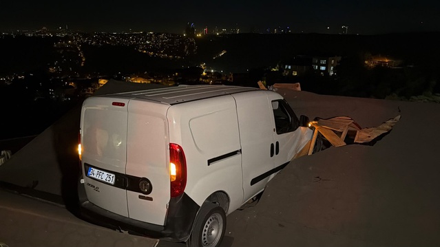 Böylesi görülmedi! Kontrolden çıkan araç evin çatısına uçtu
