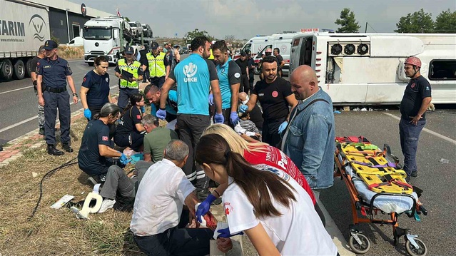 Antalya Valiliği'ne göre midibüs kazasında 23 yolcudan 17'si yaralandı, biri ağır