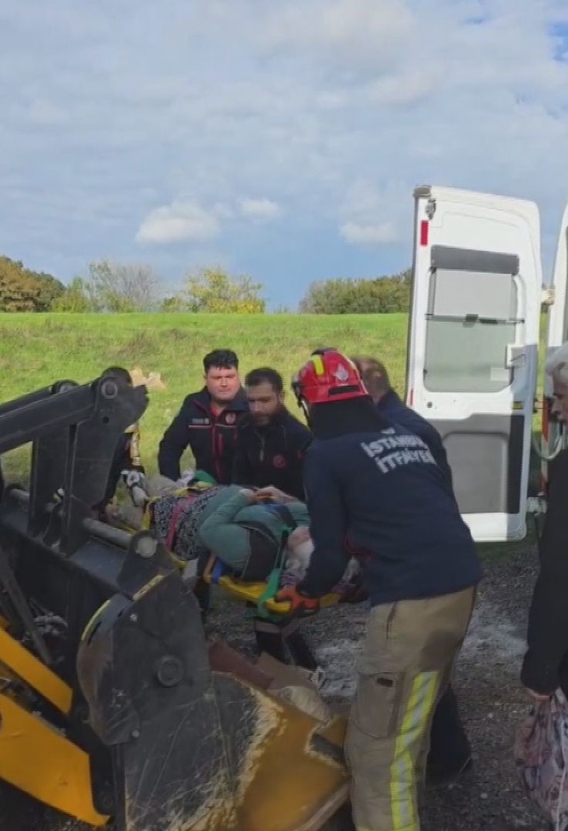 Sağanakta taşan dere Çatalca'da sağlık ekiplerini durdurdu: Yaralı kadına kepçeyle ulaşıldı