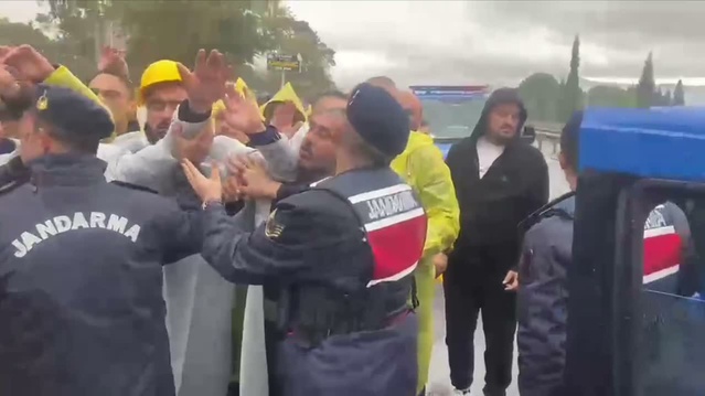 Cumhuriyet Bayramı'nda yürüyüşe geçen Soma madencileri güvenlik güçlerince durduruldu