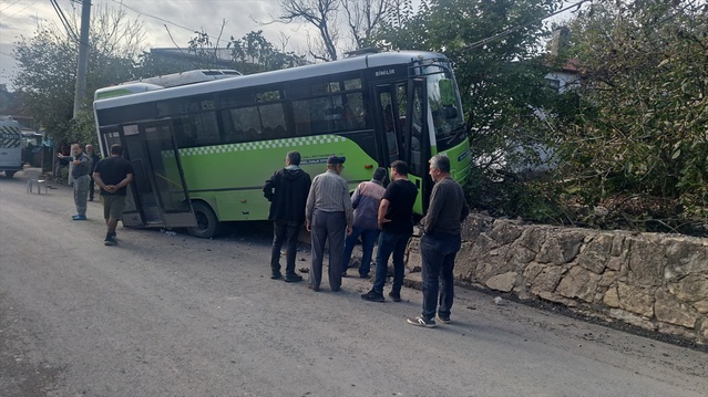 Kocaeli Gebze'de özel halk midibüsü duvara çarptı, 10 yaralı hastaneye kaldırıldı